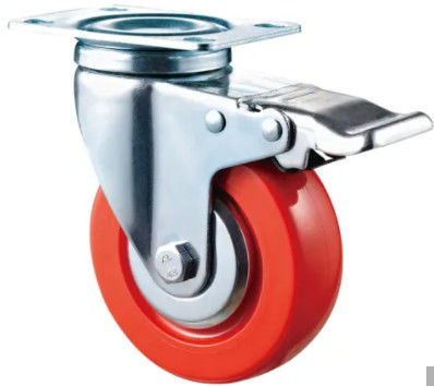 verrouillage des roulettes rouges d'uréthane de roue avec des freins